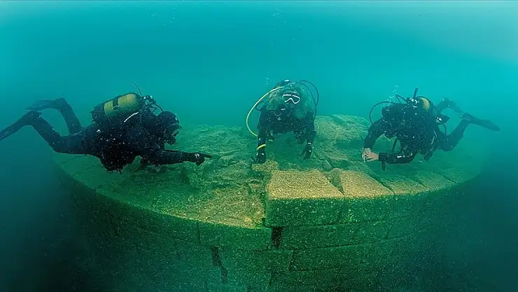 Bitlis'te dalış tutkunları Van Gölü'nün derinliklerindeki güzellikleri keşfediyor
