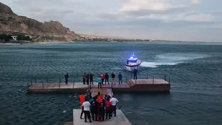 Van Gölü'nde kanoları devrilen 4 kişi korku dolu anlar yaşadı