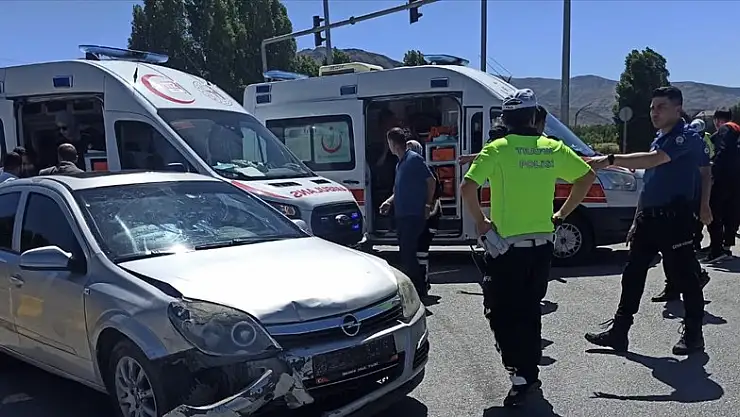 Muş'ta iki otomobil birbirine girdi: 3 yaralı