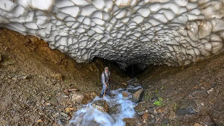 Van'da kışın düşen çığ tarlalara 'can suyu' oldu