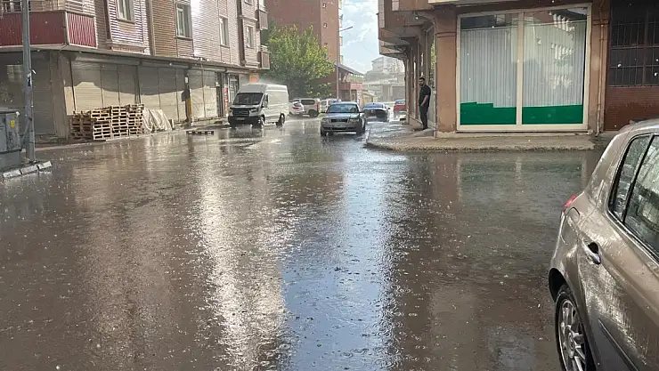 Ağrılılar Serinledi: Yağmur Yüzleri Güldürdü