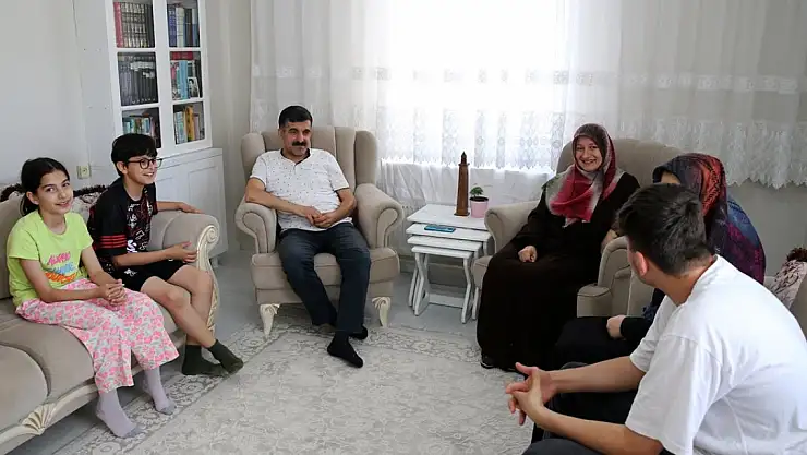 Muş'ta çocukları olan çift 4 çocuğa koruyucu aile oldu