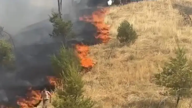 Askeri alayın tepesinde çıkan yangın söndürüldü