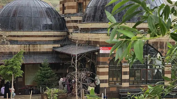 Türbe ziyaretinde yağmura yakalandılar