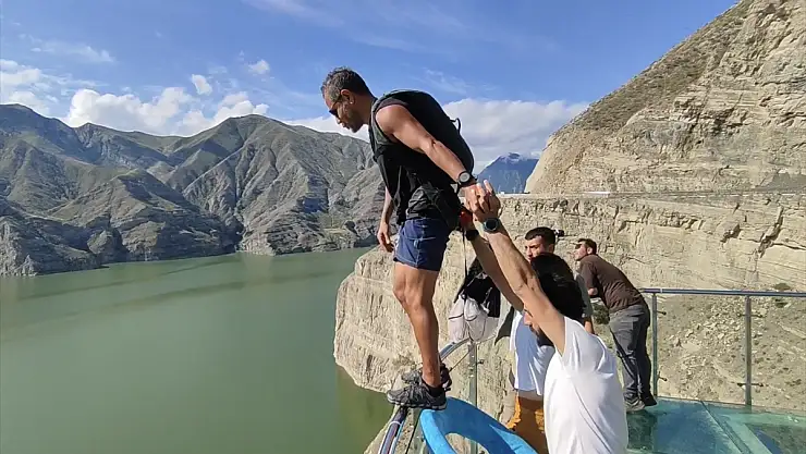 Erzurum'da 143 metredeki cam terastan atlayıp Tortum Gölü'ndeki bota indi