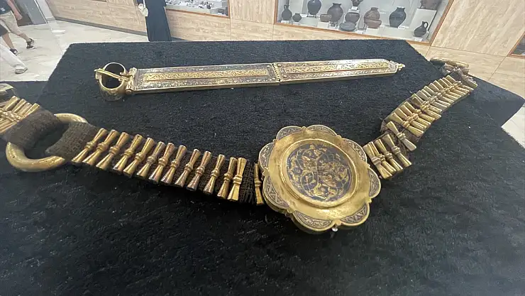 Kars'ta kazılarda bulunan altın kemer müze vitrininde