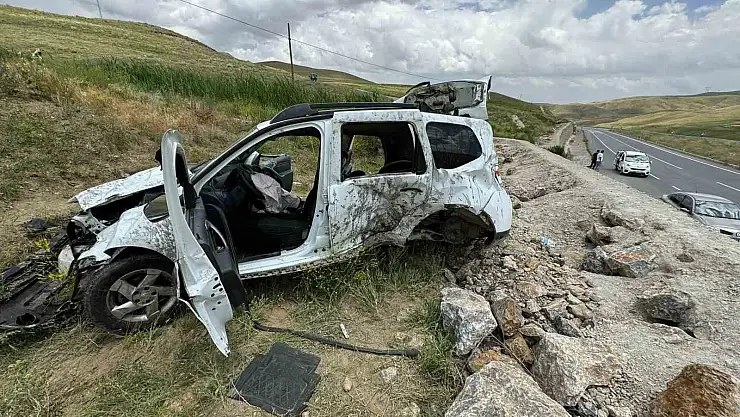 Van'da takla atan araç istinat duvarının üzerine çıktı