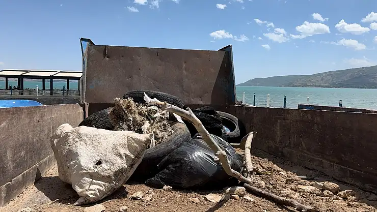 Van Gölü'nden tonlarca çöp çıkarıldı