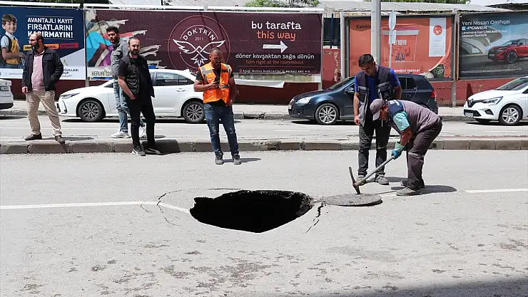 Erzurum'da şiddetli yağış sonrası yolda çökme meydana geldi
