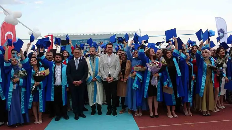 Van YYÜ'de mezuniyet coşkusu