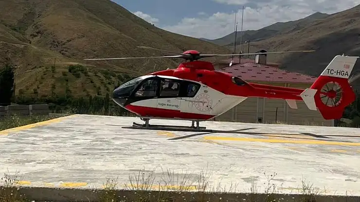 Van'da ambulans helikopter yüksekten düşen bebek için havalandı