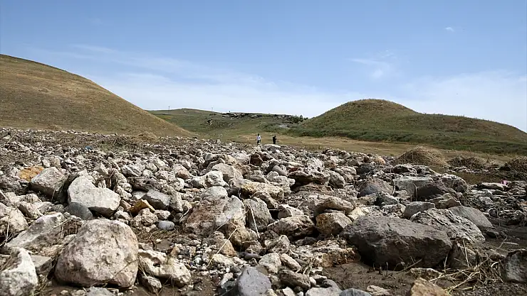 Muş'ta bir kişinin ölümüne neden olan sel, arazileri de zarara uğrattı