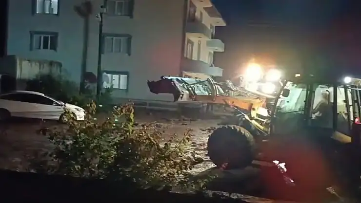 Van'da sel felaketi: Evleri su bastı