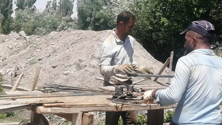 Ağrı'da Soğuk Demir Ustalarından sıcak hava ayarı