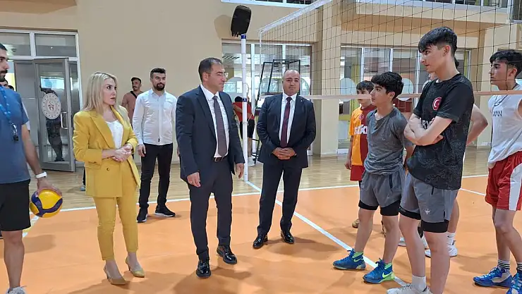 Müdür Çelebi önce piyano çaldı sonra klarnet dinledi