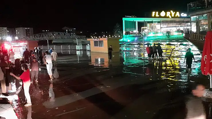 Sel suları Gemi Kafeyi yerinden oynatınca yer yerinden oynadı