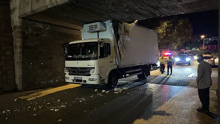 Erzurum'da kamyon alt geçitte sıkıştı: 2 yaralı