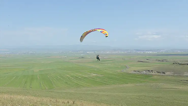 Kars'ta yamaç paraşütü şehre yeni bir soluk getirdi
