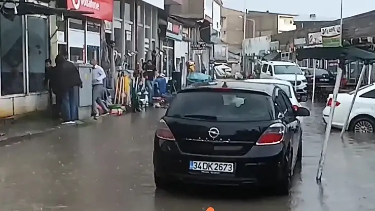 Van'da caddeleri su bastı
