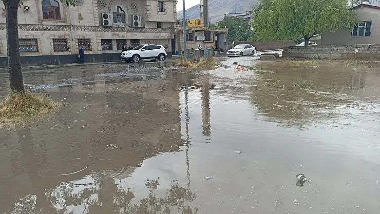Bitlis'te iş yerlerini su bastı