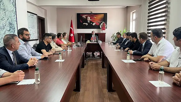 Tayini çıkan Çaldıran Kaymakamı Türker, vedalaştı