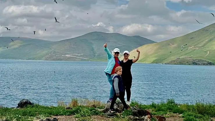 Türkiye'nin en yüksek gölü yüzlerce kuşa ev sahipliği yapıyor