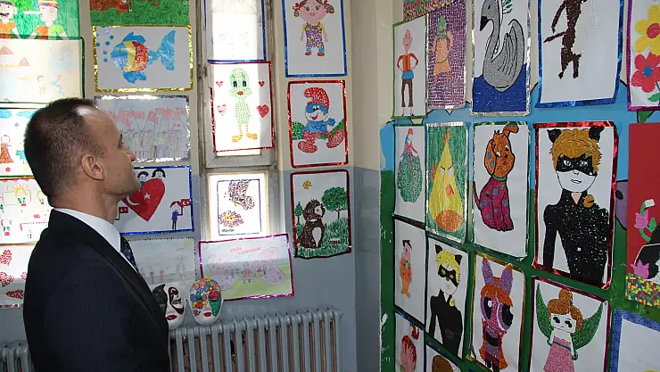 Ağrılı öğrencilerden resim sergisi