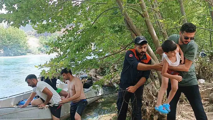 Dicle Nehri'nde mahsur kalan 10 kişilik aile kurtarıldı