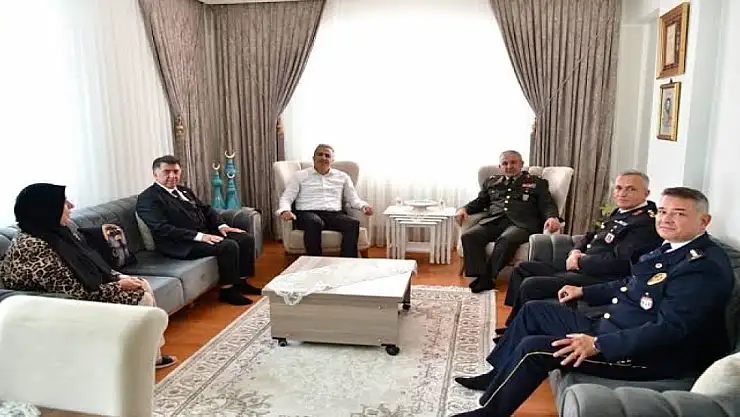 Ardahan Valisi Hayrettin Çiçek, 15 Temmuz gazisi Zafer İpek'i ziyaret etti