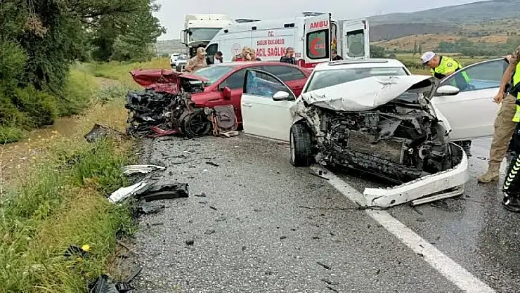 2 otomobilin çarpışması sonucu 8 kişi yaralandı