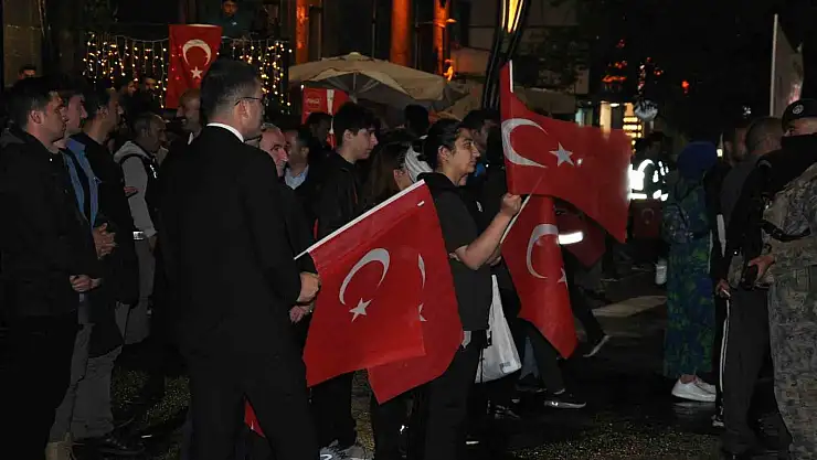 Karslılar 15 Temmuz'un 8. yıl dönümünde meydanları doldurdu