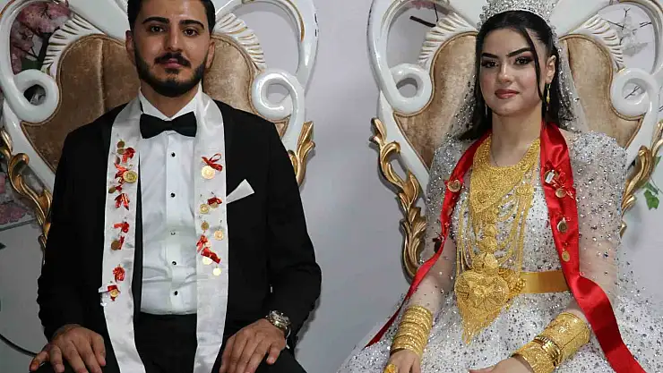 Van'da aşiret düğününde gelin ile damada takılan altın dudak uçuklattı