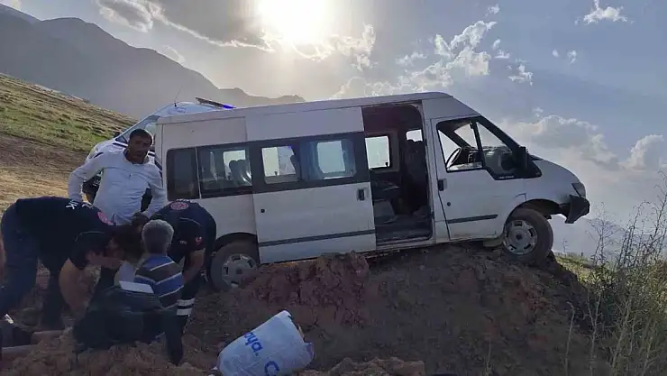 İşçileri taşıyan minibüs kaza yaptı: 5 yaralı