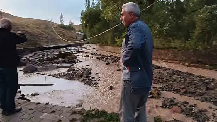 Sarıkamış'ı sel vurdu: Yollar yıkıldı, evleri su bastı