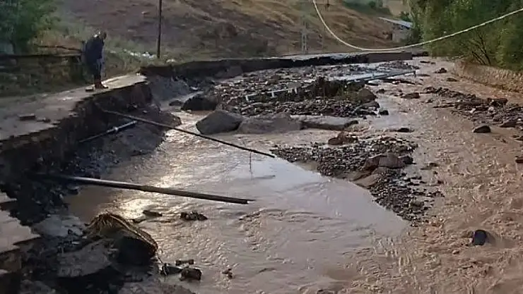 Kars'ta sel nedeniyle bir köyde ev, ahır ve yollar zarar gördü