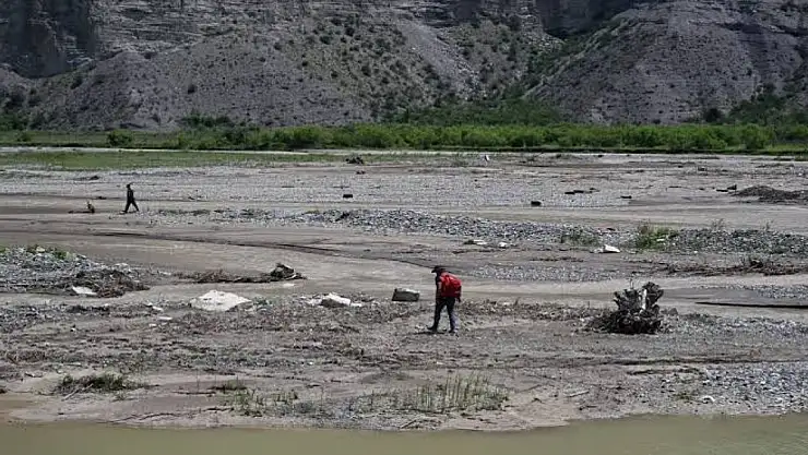 Erzurum'da aracın akarsuya düşmesi sonucu kaybolan bebeği arama çalışmaları sürüyor