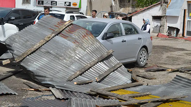 Ağrı'da şiddetli rüzgar çatıları uçurdu
