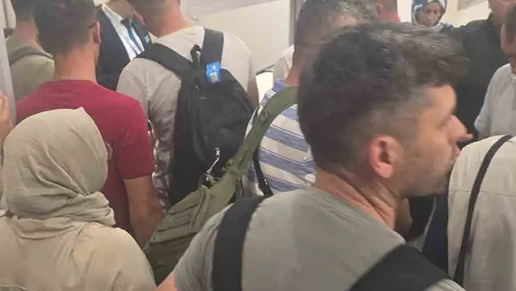 Van'da yolcular AJet'e tepki gösterdi