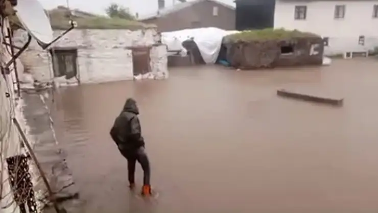 Kars'ta iki köy sular altında kaldı