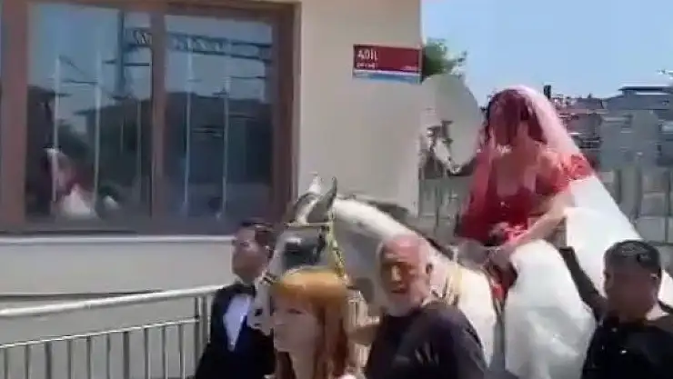 At üstünde gelin alma geleneği yeniden yaşatıldı