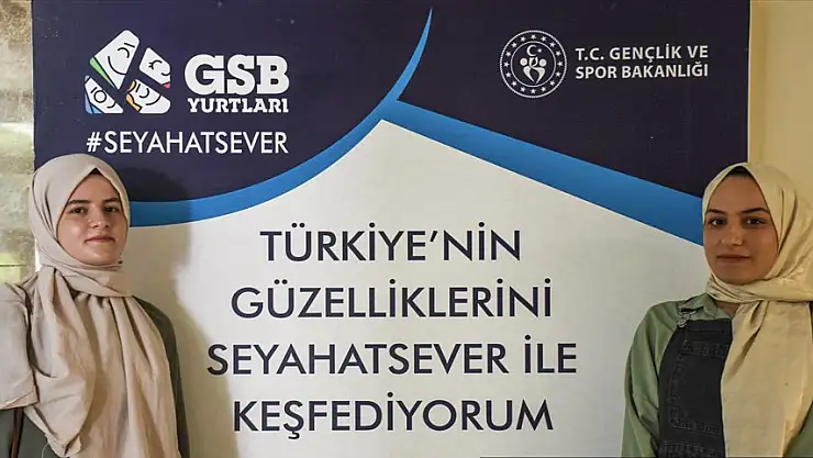 Gençler Van'ın güzelliklerinin tadını çıkarıyor