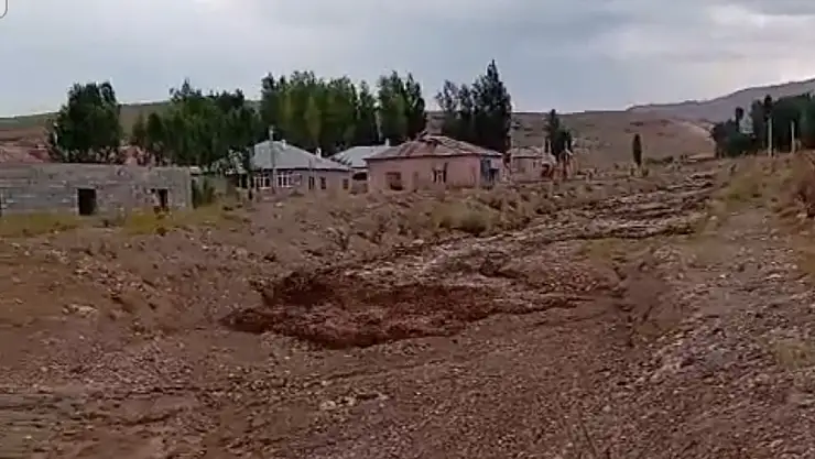 Van'da sağanak ve dolu seli beraberinde getirdi
