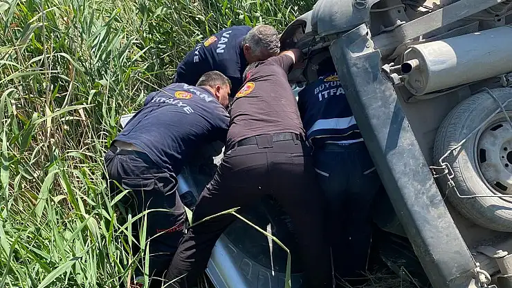 Van-Erciş yolunda kaza: 2 kişi araçta sıkıştı