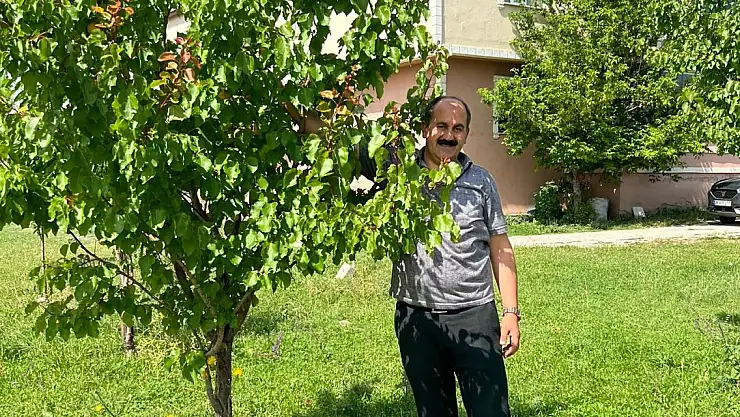 Bahçesinden meyve yemeye başladı