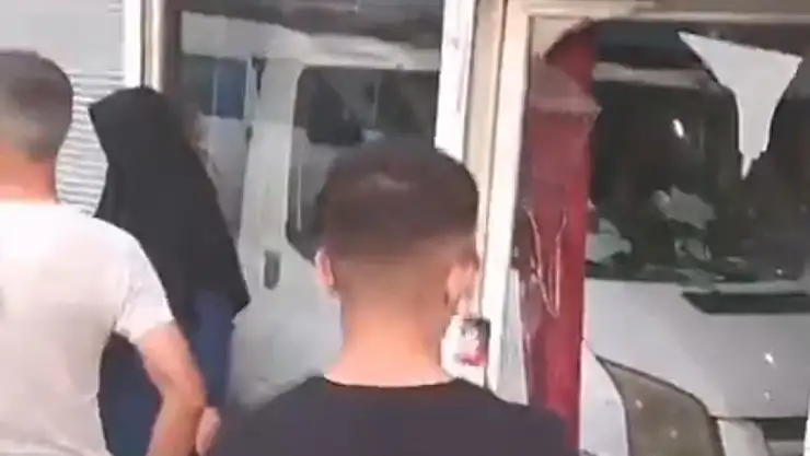 Van'da kamyonet berber dükkanına girdi