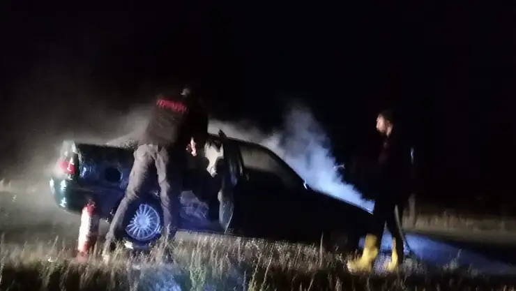Ağrı'da seyir halindeki otomobil alev aldı