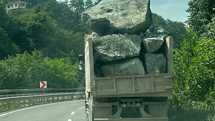 Erzurum'da kaya yüklü kamyonlar trafiği tehlikeye atıyor