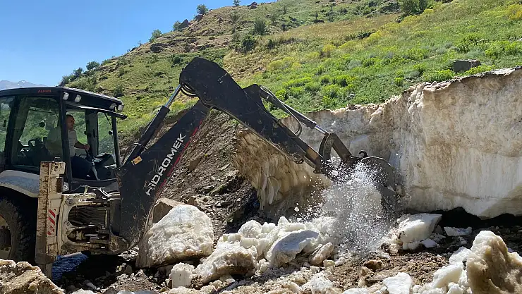 Türkiye'nin sıcaklarla, Van'ın karla mücadelesi sürüyor