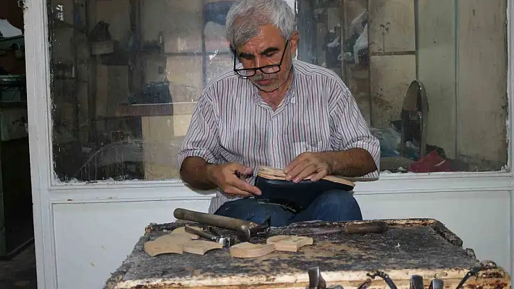 Diyarbakırlı ayakkabı ustası, yarım asırdır yöresel ayakkabı üretiyor