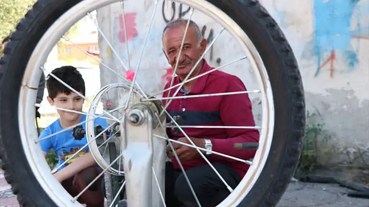 Erzurumlu bisiklet tamircisi Mahmut Usta 60 yıldır çocukları sevindiriyor